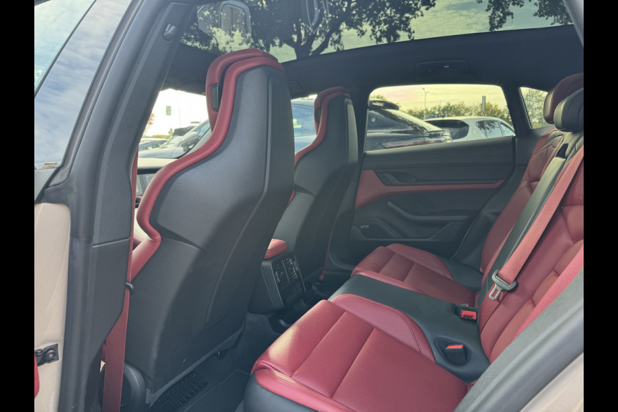Porsche Taycan Cross Turismo 4 93 kWh / Panoramadak / 360Camera / Passenger Display / Sportdesign + Chrono / 21'' / Bose / Luchtvering / Keyless / Stuur+Stoelverwarming / Dodehoek / DAB / ACC Porsche Taycan Cross Turismo 4 93 kWh / Panoramadak / 360Camera / Passenger Display / Sportdesign + Chrono / 21'' / Bose / Luchtvering / Keyless / Stuur+Stoelverwarming / Dodehoek / DAB / ACC