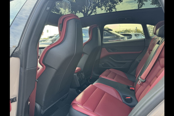 Porsche Taycan Cross Turismo 4 93 kWh / Panoramadak / 360Camera / Passenger Display / Sportdesign + Chrono / 21'' / Bose / Luchtvering / Keyless / Stuur+Stoelverwarming / Dodehoek / DAB / ACC Porsche Taycan Cross Turismo 4 93 kWh / Panoramadak / 360Camera / Passenger Display / Sportdesign + Chrono / 21'' / Bose / Luchtvering / Keyless / Stuur+Stoelverwarming / Dodehoek / DAB / ACC