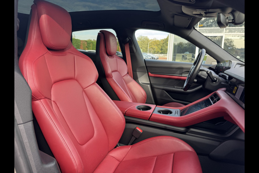 Porsche Taycan Cross Turismo 4 93 kWh / Panoramadak / 360Camera / Passenger Display / Sportdesign + Chrono / 21'' / Bose / Luchtvering / Keyless / Stuur+Stoelverwarming / Dodehoek / DAB / ACC Porsche Taycan Cross Turismo 4 93 kWh / Panoramadak / 360Camera / Passenger Display / Sportdesign + Chrono / 21'' / Bose / Luchtvering / Keyless / Stuur+Stoelverwarming / Dodehoek / DAB / ACC