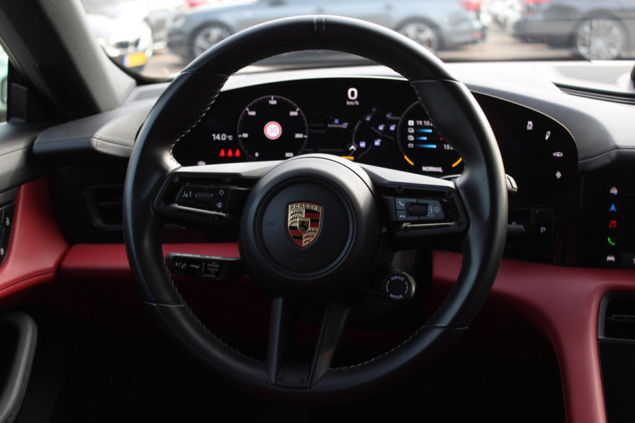 Porsche Taycan Cross Turismo 4 93 kWh / Panoramadak / 360Camera / Passenger Display / Sportdesign + Chrono / 21'' / Bose / Luchtvering / Keyless / Stuur+Stoelverwarming / Dodehoek / DAB / ACC Porsche Taycan Cross Turismo 4 93 kWh / Panoramadak / 360Camera / Passenger Display / Sportdesign + Chrono / 21'' / Bose / Luchtvering / Keyless / Stuur+Stoelverwarming / Dodehoek / DAB / ACC