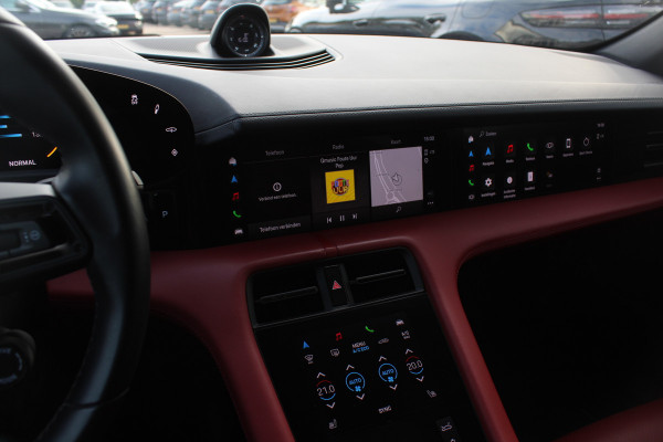 Porsche Taycan Cross Turismo 4 93 kWh / Panoramadak / 360Camera / Passenger Display / Sportdesign + Chrono / 21'' / Bose / Luchtvering / Keyless / Stuur+Stoelverwarming / Dodehoek / DAB / ACC Porsche Taycan Cross Turismo 4 93 kWh / Panoramadak / 360Camera / Passenger Display / Sportdesign + Chrono / 21'' / Bose / Luchtvering / Keyless / Stuur+Stoelverwarming / Dodehoek / DAB / ACC