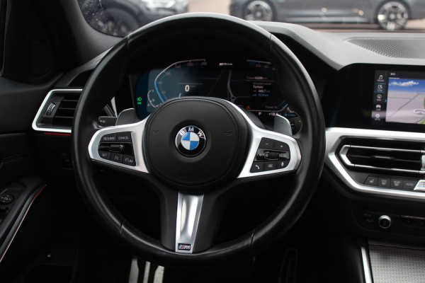 BMW 3-serie 320e Business Ed. M Sport / Camera / Leder / Harman Kardon / 19'' / CarPlay / DAB / Cruise Control BMW 3-serie 320e Business Ed. M Sport / Camera / Leder / Harman Kardon / 19'' / CarPlay / DAB / Cruise Control