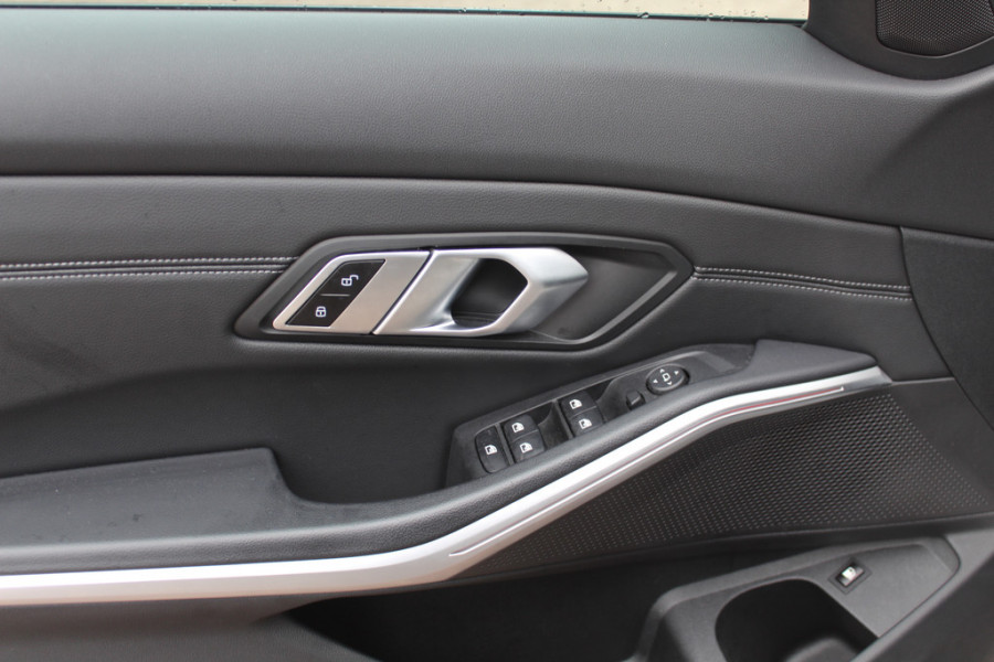 BMW 3-serie 320e Business Ed. M Sport / Camera / Leder / Harman Kardon / 19'' / CarPlay / DAB / Cruise Control BMW 3-serie 320e Business Ed. M Sport / Camera / Leder / Harman Kardon / 19'' / CarPlay / DAB / Cruise Control