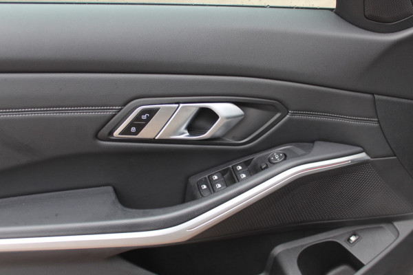 BMW 3-serie 320e Business Ed. M Sport / Camera / Leder / Harman Kardon / 19'' / CarPlay / DAB / Cruise Control BMW 3-serie 320e Business Ed. M Sport / Camera / Leder / Harman Kardon / 19'' / CarPlay / DAB / Cruise Control