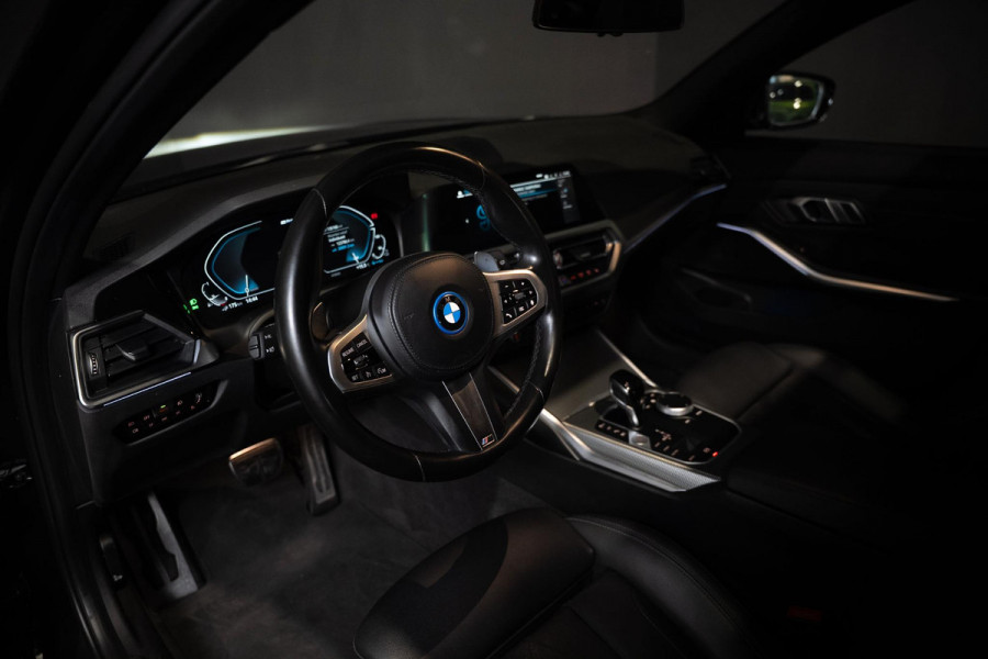 BMW 3 Serie Touring 330e M-Sport | Pano | Trekhaak | 360 camera