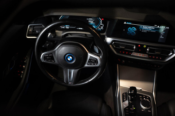 BMW 3 Serie Touring 330e M-Sport | Pano | Trekhaak | 360 camera