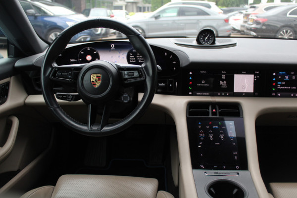 Porsche Taycan Performance 84 kWh / 360Camera / Passenger Display / Sportchrono / Luchtvering / 21'' / Stoelverwarming / Bose / Dodehoek / DAB / Cruise Control