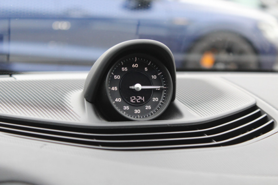 Porsche Taycan Performance 84 kWh / 360Camera / Passenger Display / Sportchrono / Luchtvering / 21'' / Stoelverwarming / Bose / Dodehoek / DAB / Cruise Control