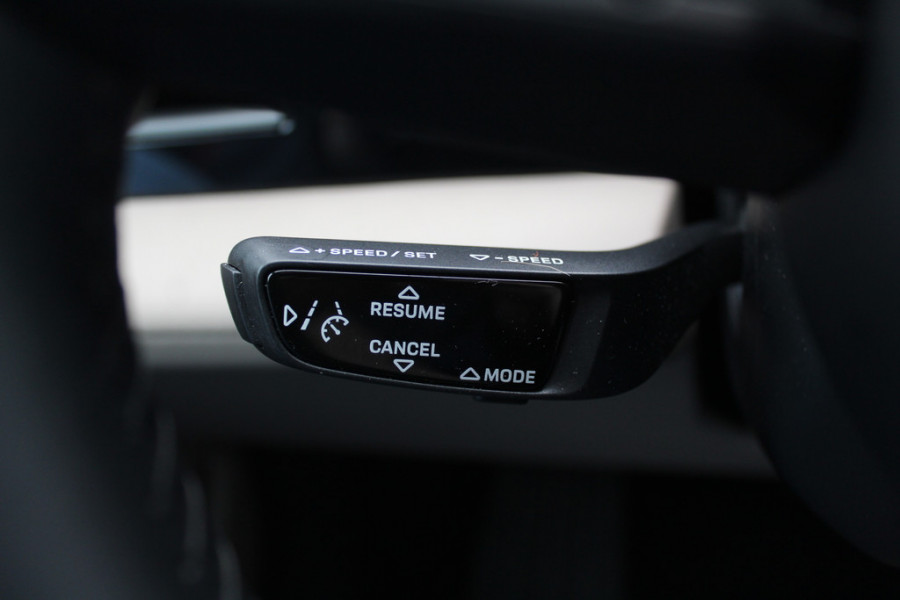 Porsche Taycan Performance 84 kWh / 360Camera / Passenger Display / Sportchrono / Luchtvering / 21'' / Stoelverwarming / Bose / Dodehoek / DAB / Cruise Control