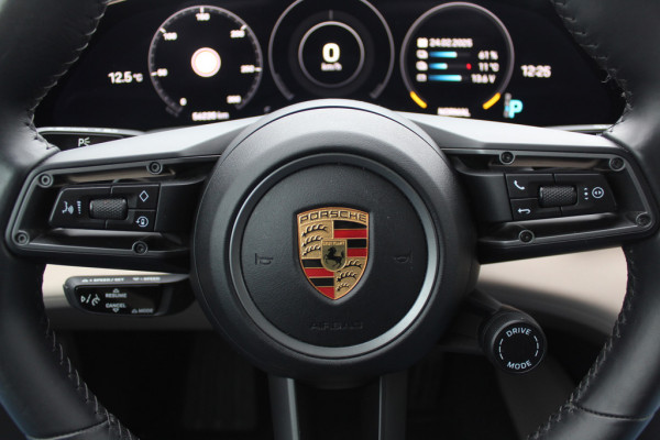 Porsche Taycan Performance 84 kWh / 360Camera / Passenger Display / Sportchrono / Luchtvering / 21'' / Stoelverwarming / Bose / Dodehoek / DAB / Cruise Control