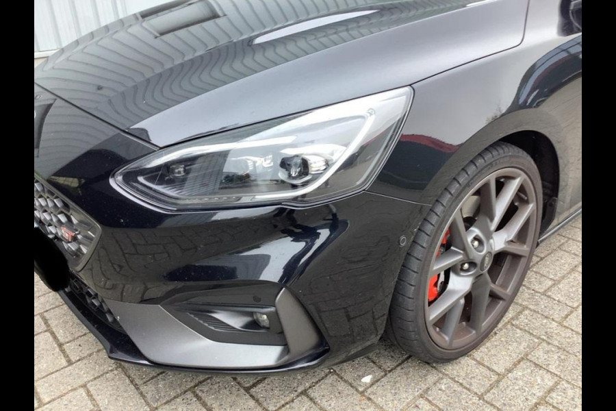 Ford Focus 2.3 EcoBoost ST-3 280pk | Winter Pack | Adaptive LED | Achteruitrijcamera Ford Focus 2.3 EcoBoost ST-3 280pk | Winter Pack | Adaptive LED | Achteruitrijcamera