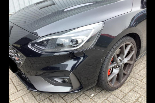Ford Focus 2.3 EcoBoost ST-3 280pk | Winter Pack | Adaptive LED | Achteruitrijcamera Ford Focus 2.3 EcoBoost ST-3 280pk | Winter Pack | Adaptive LED | Achteruitrijcamera