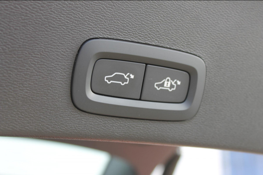 Volvo XC40 2.0 B4 Plus Dark Google Infotainment / Semi elektrisch wegklapbare trekhaak / Verwarmbare voorruit / Harman Kardon Audio installatie / Elektrisch bedienbare voorstoelen