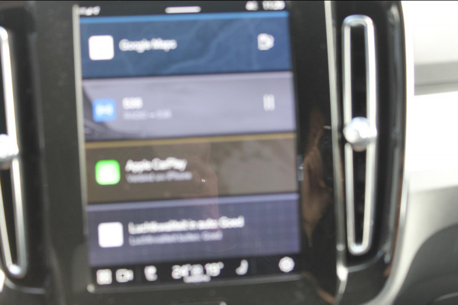 Volvo XC40 2.0 B4 Plus Dark Google Infotainment / Semi elektrisch wegklapbare trekhaak / Verwarmbare voorruit / Harman Kardon Audio installatie / Elektrisch bedienbare voorstoelen