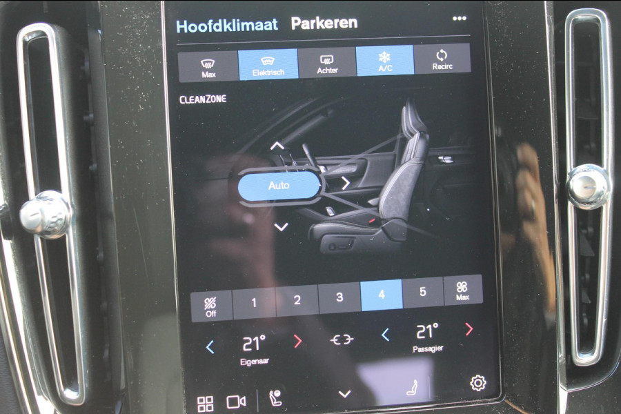 Volvo XC40 2.0 B4 Plus Dark Google Infotainment / Semi elektrisch wegklapbare trekhaak / Verwarmbare voorruit / Harman Kardon Audio installatie / Elektrisch bedienbare voorstoelen