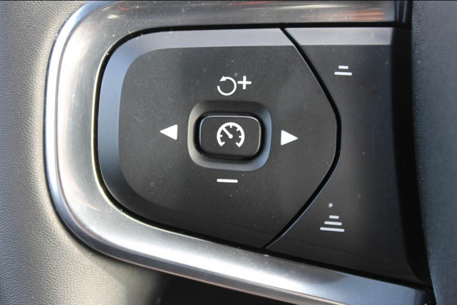 Volvo XC40 2.0 B4 Plus Dark Google Infotainment / Semi elektrisch wegklapbare trekhaak / Verwarmbare voorruit / Harman Kardon Audio installatie / Elektrisch bedienbare voorstoelen