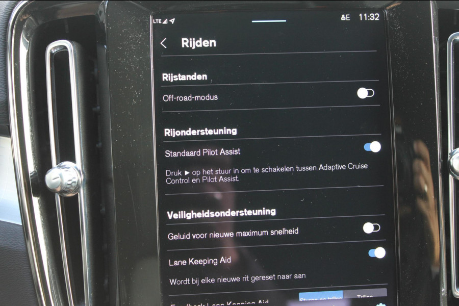 Volvo XC40 2.0 B4 Plus Dark Google Infotainment / Semi elektrisch wegklapbare trekhaak / Verwarmbare voorruit / Harman Kardon Audio installatie / Elektrisch bedienbare voorstoelen
