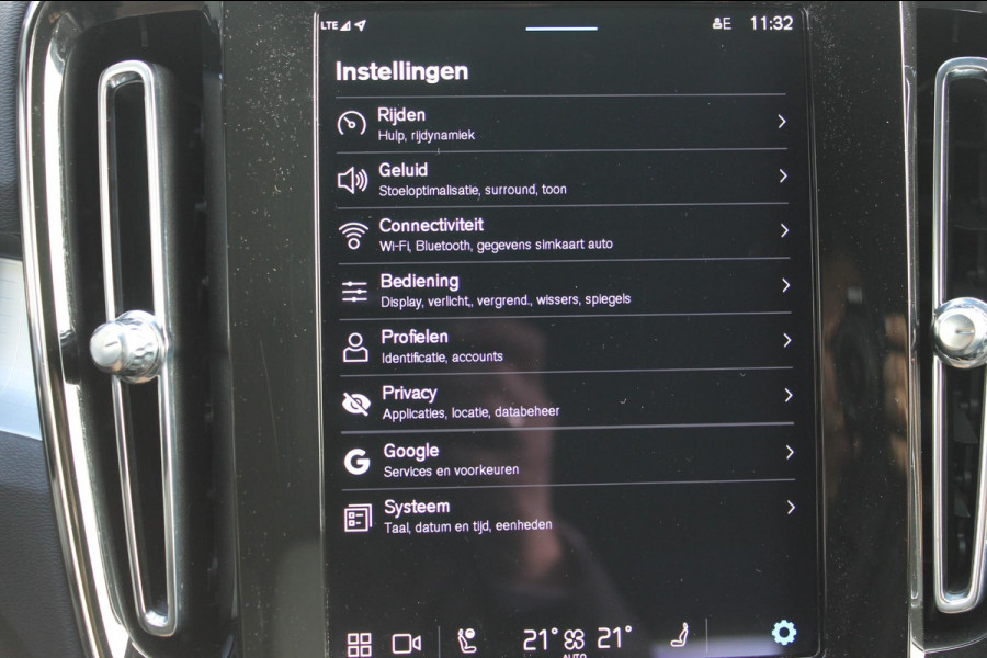 Volvo XC40 2.0 B4 Plus Dark Google Infotainment / Semi elektrisch wegklapbare trekhaak / Verwarmbare voorruit / Harman Kardon Audio installatie / Elektrisch bedienbare voorstoelen