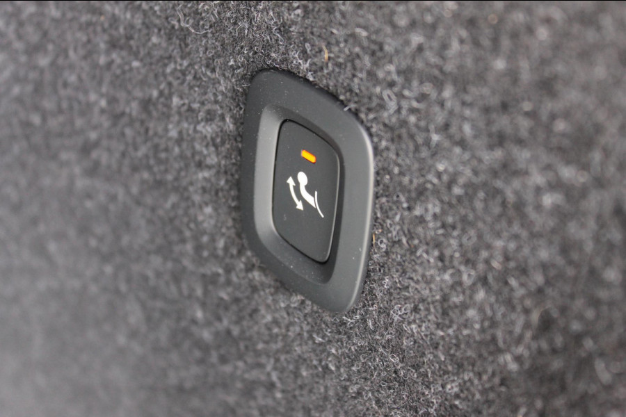 Volvo XC40 2.0 B4 Plus Dark Google Infotainment / Semi elektrisch wegklapbare trekhaak / Verwarmbare voorruit / Harman Kardon Audio installatie / Elektrisch bedienbare voorstoelen