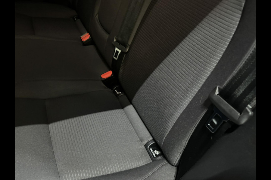 Land Rover Discovery Sport P300e 1.5 S Garantie Trekhaak Cruise Clima Elek. achterklep Lane LED Navi Rijklaar