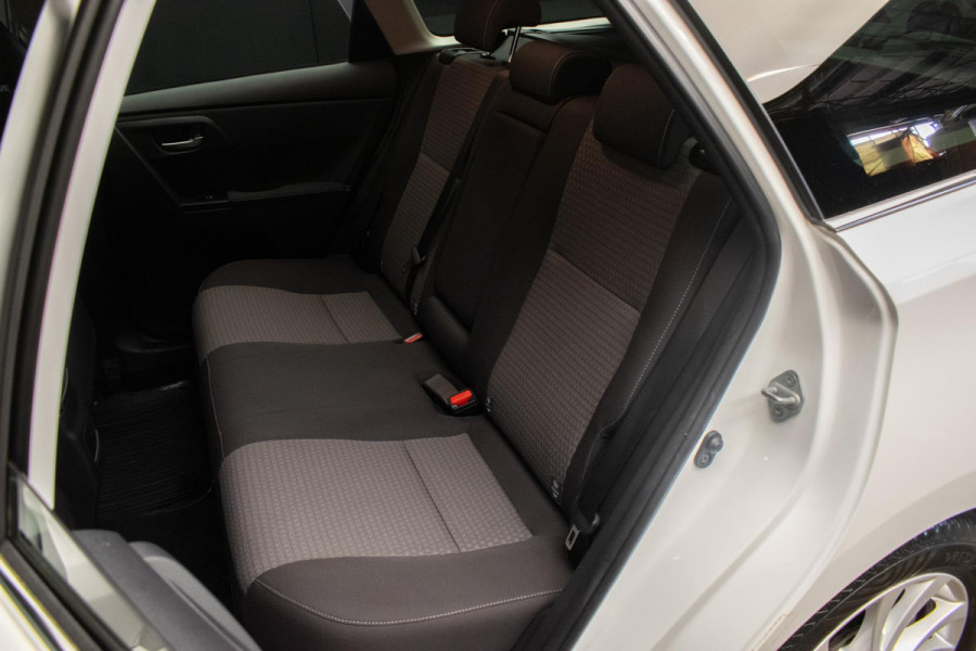 Toyota Auris Touring Sports 1.8 Hybrid Dynamic Go Sport (NAVI,CAMERA,CLIMATE,CRUISE,PDC,GETINT,DAB,SPORTSTOELEN,LM VELGEN) Toyota Auris Touring Sports 1.8 Hybrid Dynamic Go Sport (NAVI,CAMERA,CLIMATE,CRUISE,PDC,GETINT,DAB,SPORTSTOELEN,LM VELGEN)