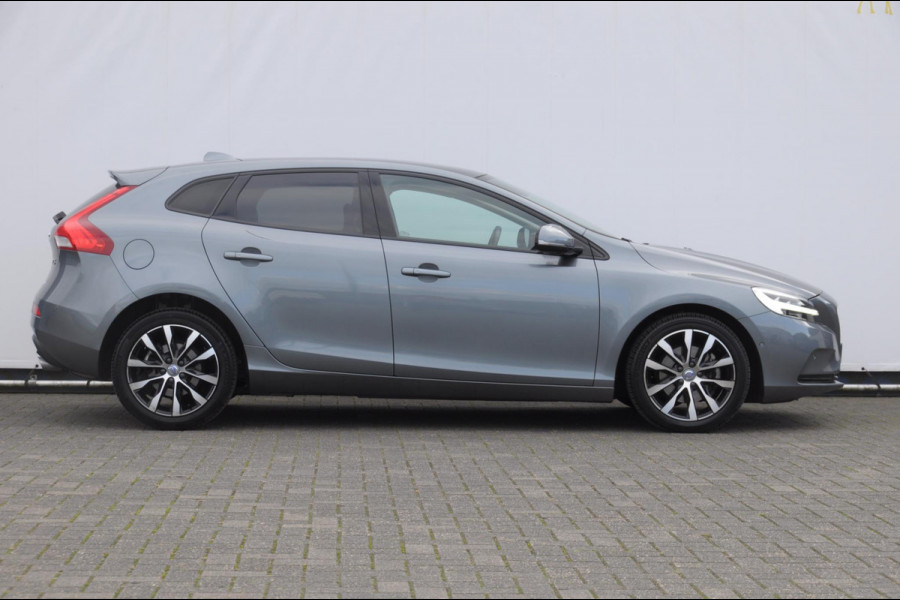 Volvo V40 T3 152PK Dynamic Edition / Cruise control / Panoramadak / Parkeeren met camera / Harman kardon audio / Standkachel / Stoelverwarming Volvo V40 T3 152PK Dynamic Edition / Cruise control / Panoramadak / Parkeeren met camera / Harman kardon audio / Standkachel / Stoelverwarming