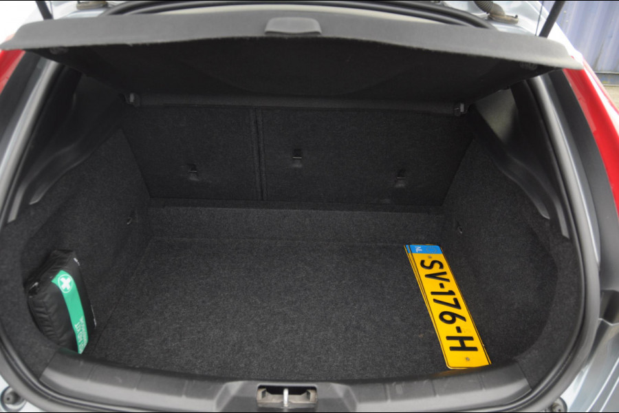 Volvo V40 T3 152PK Dynamic Edition / Cruise control / Panoramadak / Parkeeren met camera / Harman kardon audio / Standkachel / Stoelverwarming Volvo V40 T3 152PK Dynamic Edition / Cruise control / Panoramadak / Parkeeren met camera / Harman kardon audio / Standkachel / Stoelverwarming