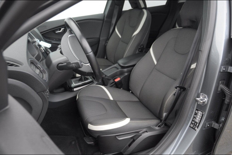 Volvo V40 T3 152PK Dynamic Edition / Cruise control / Panoramadak / Parkeeren met camera / Harman kardon audio / Standkachel / Stoelverwarming Volvo V40 T3 152PK Dynamic Edition / Cruise control / Panoramadak / Parkeeren met camera / Harman kardon audio / Standkachel / Stoelverwarming
