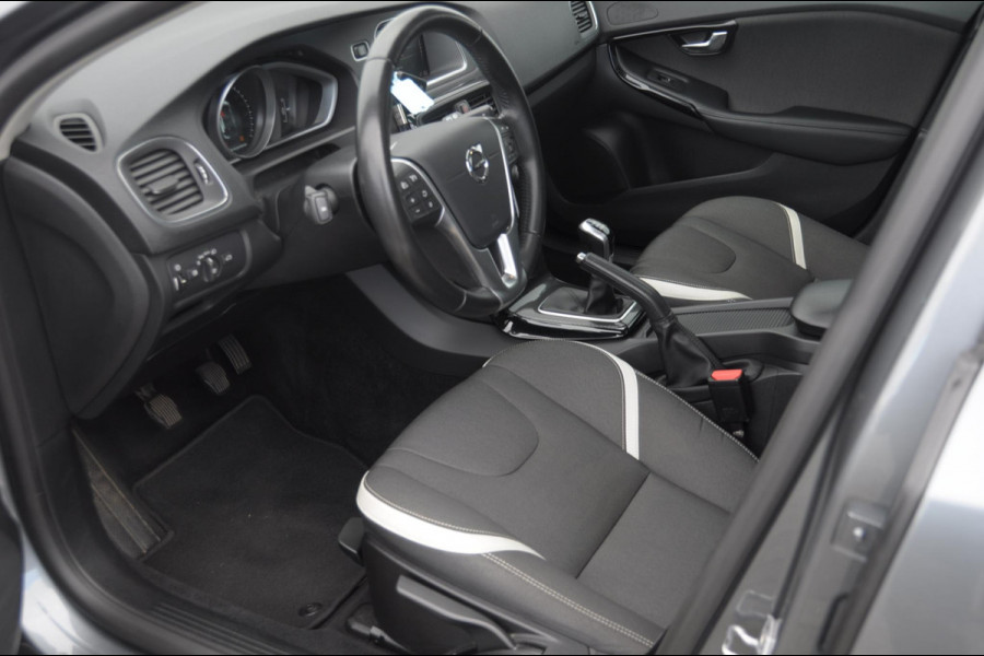 Volvo V40 T3 152PK Dynamic Edition / Cruise control / Panoramadak / Parkeeren met camera / Harman kardon audio / Standkachel / Stoelverwarming Volvo V40 T3 152PK Dynamic Edition / Cruise control / Panoramadak / Parkeeren met camera / Harman kardon audio / Standkachel / Stoelverwarming