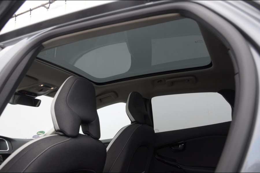 Volvo V40 T3 152PK Dynamic Edition / Cruise control / Panoramadak / Parkeeren met camera / Harman kardon audio / Standkachel / Stoelverwarming Volvo V40 T3 152PK Dynamic Edition / Cruise control / Panoramadak / Parkeeren met camera / Harman kardon audio / Standkachel / Stoelverwarming