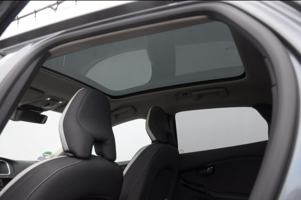 Volvo V40 T3 152PK Dynamic Edition / Cruise control / Panoramadak / Parkeeren met camera / Harman kardon audio / Standkachel / Stoelverwarming Volvo V40 T3 152PK Dynamic Edition / Cruise control / Panoramadak / Parkeeren met camera / Harman kardon audio / Standkachel / Stoelverwarming