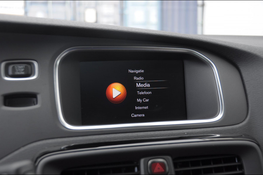Volvo V40 T3 152PK Dynamic Edition / Cruise control / Panoramadak / Parkeeren met camera / Harman kardon audio / Standkachel / Stoelverwarming Volvo V40 T3 152PK Dynamic Edition / Cruise control / Panoramadak / Parkeeren met camera / Harman kardon audio / Standkachel / Stoelverwarming