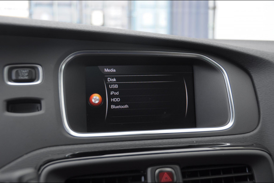 Volvo V40 T3 152PK Dynamic Edition / Cruise control / Panoramadak / Parkeeren met camera / Harman kardon audio / Standkachel / Stoelverwarming Volvo V40 T3 152PK Dynamic Edition / Cruise control / Panoramadak / Parkeeren met camera / Harman kardon audio / Standkachel / Stoelverwarming