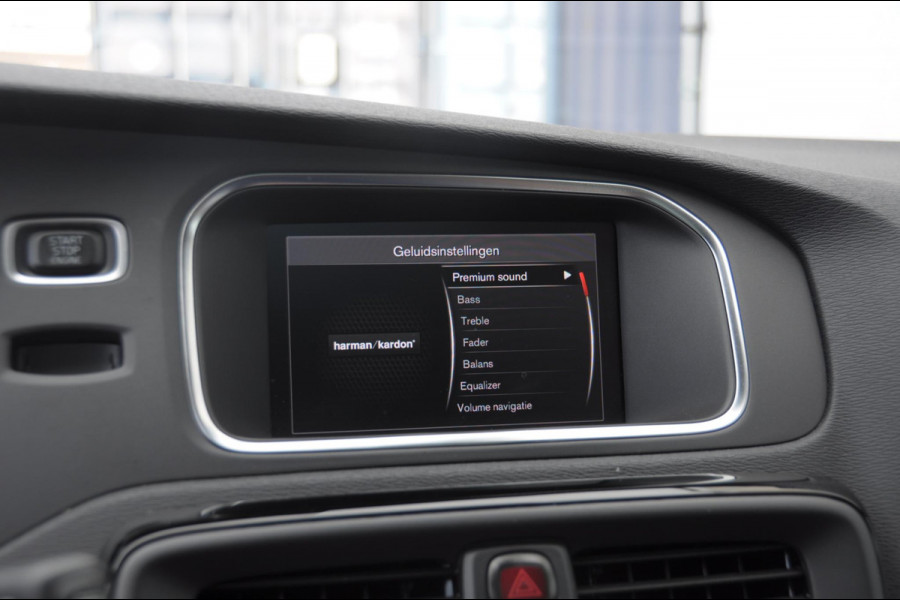 Volvo V40 T3 152PK Dynamic Edition / Cruise control / Panoramadak / Parkeeren met camera / Harman kardon audio / Standkachel / Stoelverwarming Volvo V40 T3 152PK Dynamic Edition / Cruise control / Panoramadak / Parkeeren met camera / Harman kardon audio / Standkachel / Stoelverwarming