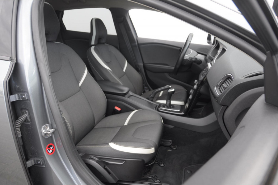 Volvo V40 T3 152PK Dynamic Edition / Cruise control / Panoramadak / Parkeeren met camera / Harman kardon audio / Standkachel / Stoelverwarming Volvo V40 T3 152PK Dynamic Edition / Cruise control / Panoramadak / Parkeeren met camera / Harman kardon audio / Standkachel / Stoelverwarming