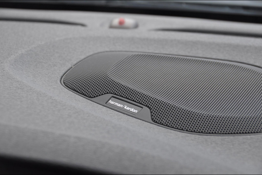 Volvo V40 T3 152PK Dynamic Edition / Cruise control / Panoramadak / Parkeeren met camera / Harman kardon audio / Standkachel / Stoelverwarming Volvo V40 T3 152PK Dynamic Edition / Cruise control / Panoramadak / Parkeeren met camera / Harman kardon audio / Standkachel / Stoelverwarming