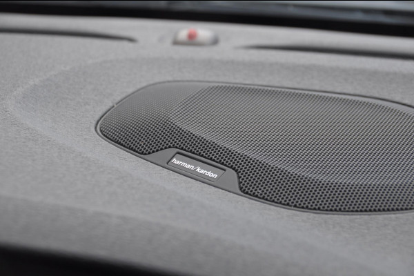Volvo V40 T3 152PK Dynamic Edition / Cruise control / Panoramadak / Parkeeren met camera / Harman kardon audio / Standkachel / Stoelverwarming Volvo V40 T3 152PK Dynamic Edition / Cruise control / Panoramadak / Parkeeren met camera / Harman kardon audio / Standkachel / Stoelverwarming