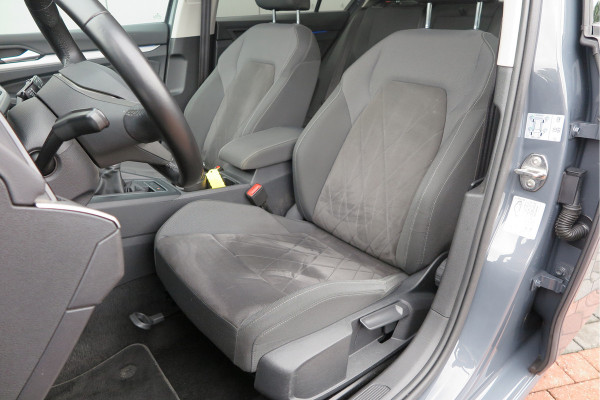 Volkswagen Golf 1.5 TSI 96kw 130pk Style , Panorama dak , Led, Virtual cockpit ,Trekhaak uitklapbaar, PDC, Navigatie via Carplay , DAB+ , Stoelverwarming,Alcantara bekleding, etc. Volkswagen Golf 1.5 TSI 96kw 130pk Style , Panorama dak , Led, Virtual cockpit ,Trekhaak uitklapbaar, PDC, Navigatie via Carplay , DAB+ , Stoelverwarming,Alcantara bekleding, etc.