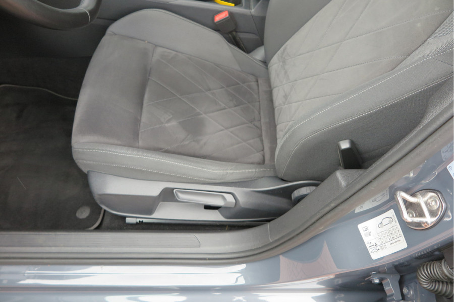 Volkswagen Golf 1.5 TSI 96kw 130pk Style , Panorama dak , Led, Virtual cockpit ,Trekhaak uitklapbaar, PDC, Navigatie via Carplay , DAB+ , Stoelverwarming,Alcantara bekleding, etc. Volkswagen Golf 1.5 TSI 96kw 130pk Style , Panorama dak , Led, Virtual cockpit ,Trekhaak uitklapbaar, PDC, Navigatie via Carplay , DAB+ , Stoelverwarming,Alcantara bekleding, etc.