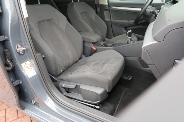 Volkswagen Golf 1.5 TSI 96kw 130pk Style , Panorama dak , Led, Virtual cockpit ,Trekhaak uitklapbaar, PDC, Navigatie via Carplay , DAB+ , Stoelverwarming,Alcantara bekleding, etc. Volkswagen Golf 1.5 TSI 96kw 130pk Style , Panorama dak , Led, Virtual cockpit ,Trekhaak uitklapbaar, PDC, Navigatie via Carplay , DAB+ , Stoelverwarming,Alcantara bekleding, etc.