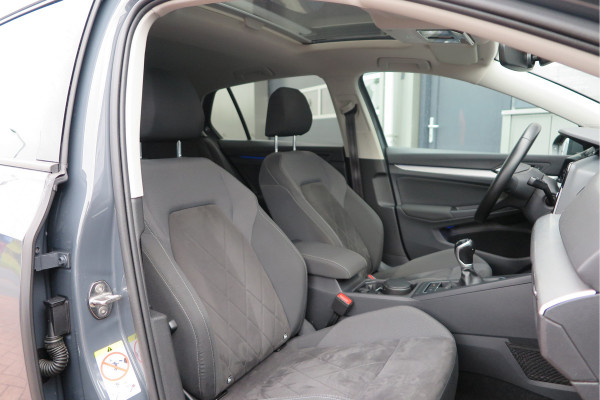 Volkswagen Golf 1.5 TSI 96kw 130pk Style , Panorama dak , Led, Virtual cockpit ,Trekhaak uitklapbaar, PDC, Navigatie via Carplay , DAB+ , Stoelverwarming,Alcantara bekleding, etc. Volkswagen Golf 1.5 TSI 96kw 130pk Style , Panorama dak , Led, Virtual cockpit ,Trekhaak uitklapbaar, PDC, Navigatie via Carplay , DAB+ , Stoelverwarming,Alcantara bekleding, etc.
