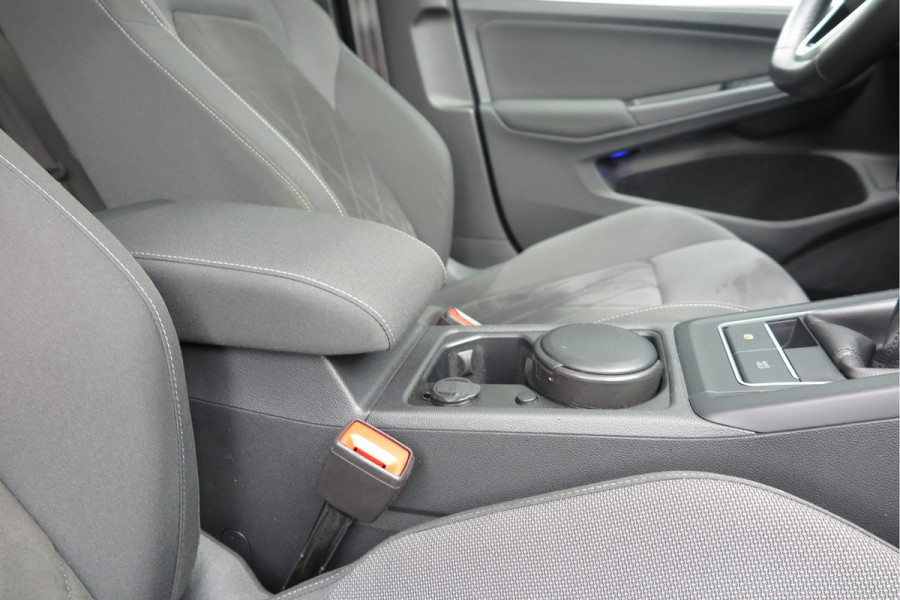 Volkswagen Golf 1.5 TSI 96kw 130pk Style , Panorama dak , Led, Virtual cockpit ,Trekhaak uitklapbaar, PDC, Navigatie via Carplay , DAB+ , Stoelverwarming,Alcantara bekleding, etc. Volkswagen Golf 1.5 TSI 96kw 130pk Style , Panorama dak , Led, Virtual cockpit ,Trekhaak uitklapbaar, PDC, Navigatie via Carplay , DAB+ , Stoelverwarming,Alcantara bekleding, etc.