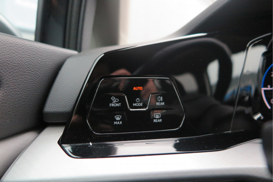 Volkswagen Golf 1.5 TSI 96kw 130pk Style , Panorama dak , Led, Virtual cockpit ,Trekhaak uitklapbaar, PDC, Navigatie via Carplay , DAB+ , Stoelverwarming,Alcantara bekleding, etc. Volkswagen Golf 1.5 TSI 96kw 130pk Style , Panorama dak , Led, Virtual cockpit ,Trekhaak uitklapbaar, PDC, Navigatie via Carplay , DAB+ , Stoelverwarming,Alcantara bekleding, etc.