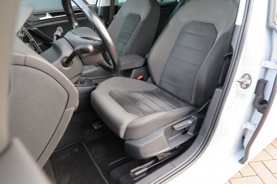Volkswagen GOLF Variant 1.5 TSI 96kw 130pk Highline , Adaptive cruise ,Virtual cockpit,Navi, Trekhaak(afneembaar), Stoelverwarming, Alcantara, 17"Lichtmetalen velgen, DAB+ radio , Carplay , PDC, Camera, etc. Onderhoudshistorie volledig & bekend. Volkswagen GOLF Variant 1.5 TSI 96kw 130pk Highline , Adaptive cruise ,Virtual cockpit,Navi, Trekhaak(afneembaar), Stoelverwarming, Alcantara, 17"Lichtmetalen velgen, DAB+ radio , Carplay , PDC, Camera, etc. Onderhoudshistorie volledig & bekend.