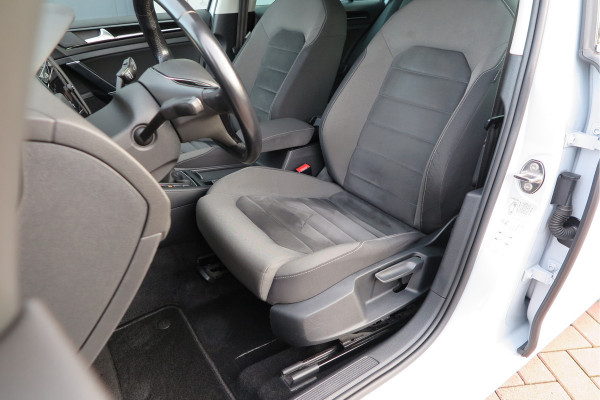 Volkswagen GOLF Variant 1.5 TSI 96kw 130pk Highline , Adaptive cruise ,Virtual cockpit,Navi, Trekhaak(afneembaar), Stoelverwarming, Alcantara, 17"Lichtmetalen velgen, DAB+ radio , Carplay , PDC, Camera, etc. Onderhoudshistorie volledig & bekend. Volkswagen GOLF Variant 1.5 TSI 96kw 130pk Highline , Adaptive cruise ,Virtual cockpit,Navi, Trekhaak(afneembaar), Stoelverwarming, Alcantara, 17"Lichtmetalen velgen, DAB+ radio , Carplay , PDC, Camera, etc. Onderhoudshistorie volledig & bekend.