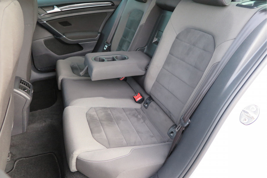 Volkswagen GOLF Variant 1.5 TSI 96kw 130pk Highline , Adaptive cruise ,Virtual cockpit,Navi, Trekhaak(afneembaar), Stoelverwarming, Alcantara, 17"Lichtmetalen velgen, DAB+ radio , Carplay , PDC, Camera, etc. Onderhoudshistorie volledig & bekend. Volkswagen GOLF Variant 1.5 TSI 96kw 130pk Highline , Adaptive cruise ,Virtual cockpit,Navi, Trekhaak(afneembaar), Stoelverwarming, Alcantara, 17"Lichtmetalen velgen, DAB+ radio , Carplay , PDC, Camera, etc. Onderhoudshistorie volledig & bekend.