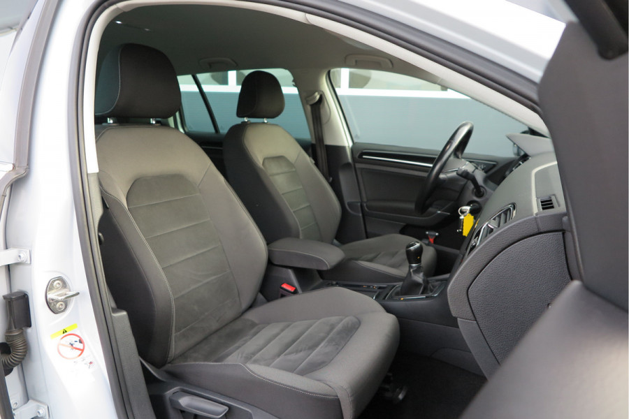 Volkswagen GOLF Variant 1.5 TSI 96kw 130pk Highline , Adaptive cruise ,Virtual cockpit,Navi, Trekhaak(afneembaar), Stoelverwarming, Alcantara, 17"Lichtmetalen velgen, DAB+ radio , Carplay , PDC, Camera, etc. Onderhoudshistorie volledig & bekend. Volkswagen GOLF Variant 1.5 TSI 96kw 130pk Highline , Adaptive cruise ,Virtual cockpit,Navi, Trekhaak(afneembaar), Stoelverwarming, Alcantara, 17"Lichtmetalen velgen, DAB+ radio , Carplay , PDC, Camera, etc. Onderhoudshistorie volledig & bekend.