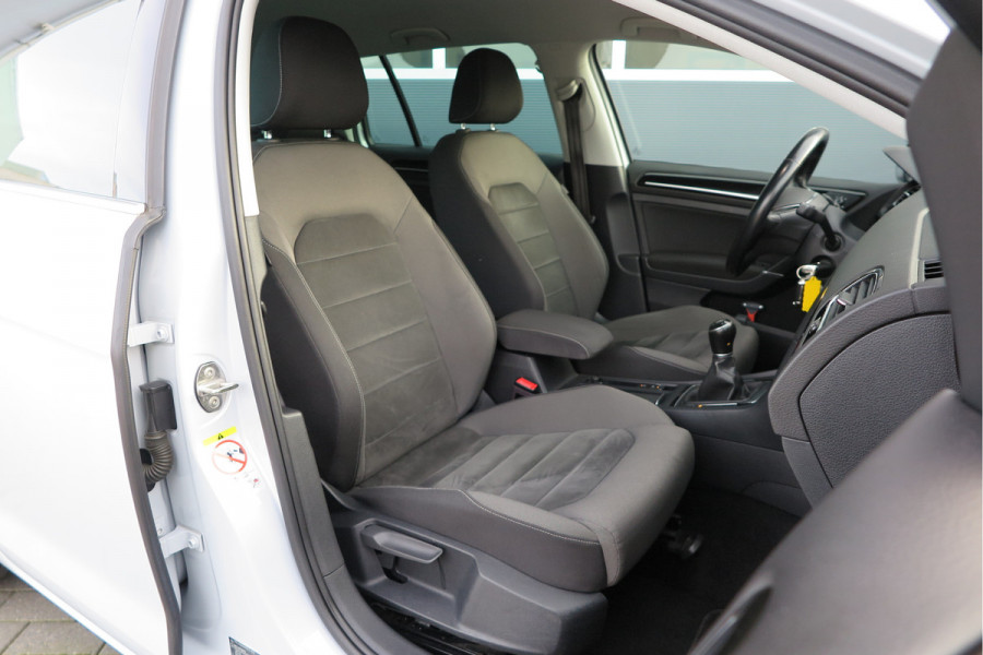 Volkswagen GOLF Variant 1.5 TSI 96kw 130pk Highline , Adaptive cruise ,Virtual cockpit,Navi, Trekhaak(afneembaar), Stoelverwarming, Alcantara, 17"Lichtmetalen velgen, DAB+ radio , Carplay , PDC, Camera, etc. Onderhoudshistorie volledig & bekend. Volkswagen GOLF Variant 1.5 TSI 96kw 130pk Highline , Adaptive cruise ,Virtual cockpit,Navi, Trekhaak(afneembaar), Stoelverwarming, Alcantara, 17"Lichtmetalen velgen, DAB+ radio , Carplay , PDC, Camera, etc. Onderhoudshistorie volledig & bekend.