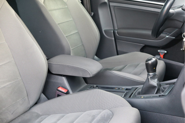 Volkswagen GOLF Variant 1.5 TSI 96kw 130pk Highline , Adaptive cruise ,Virtual cockpit,Navi, Trekhaak(afneembaar), Stoelverwarming, Alcantara, 17"Lichtmetalen velgen, DAB+ radio , Carplay , PDC, Camera, etc. Onderhoudshistorie volledig & bekend. Volkswagen GOLF Variant 1.5 TSI 96kw 130pk Highline , Adaptive cruise ,Virtual cockpit,Navi, Trekhaak(afneembaar), Stoelverwarming, Alcantara, 17"Lichtmetalen velgen, DAB+ radio , Carplay , PDC, Camera, etc. Onderhoudshistorie volledig & bekend.