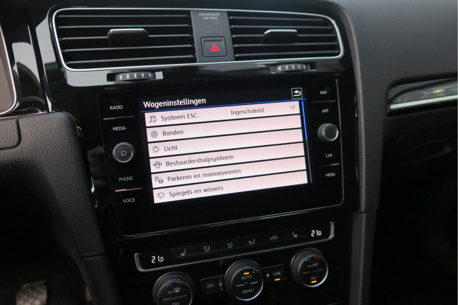 Volkswagen GOLF Variant 1.5 TSI 96kw 130pk Highline , Adaptive cruise ,Virtual cockpit,Navi, Trekhaak(afneembaar), Stoelverwarming, Alcantara, 17"Lichtmetalen velgen, DAB+ radio , Carplay , PDC, Camera, etc. Onderhoudshistorie volledig & bekend. Volkswagen GOLF Variant 1.5 TSI 96kw 130pk Highline , Adaptive cruise ,Virtual cockpit,Navi, Trekhaak(afneembaar), Stoelverwarming, Alcantara, 17"Lichtmetalen velgen, DAB+ radio , Carplay , PDC, Camera, etc. Onderhoudshistorie volledig & bekend.